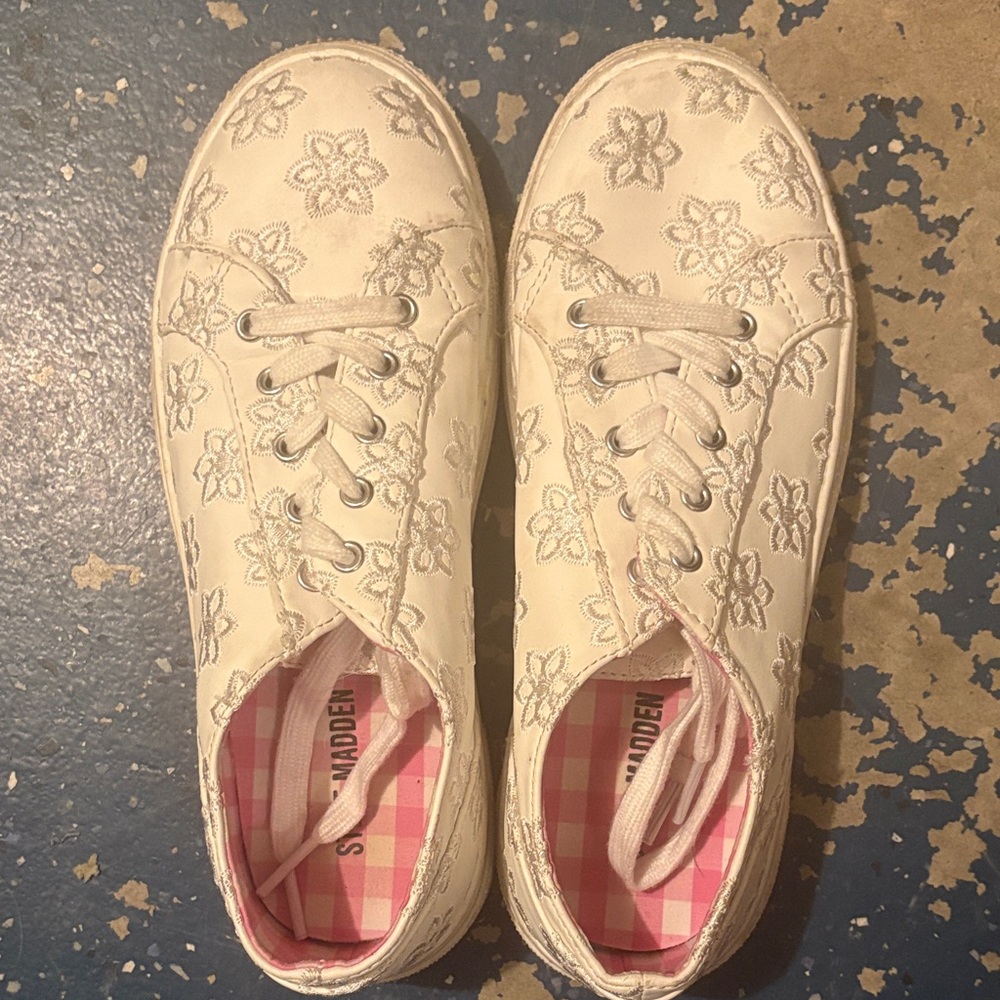 Steve Madden Cream Floral Lace Sneakers
